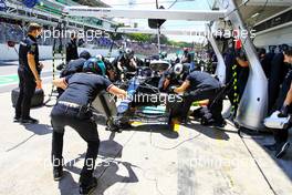 Lewis Hamilton (GBR) Mercedes AMG F1 W12 makes a pit stop. 13.11.2021. Formula 1 World Championship, Rd 19, Brazilian Grand Prix, Sao Paulo, Brazil, Sprint Race Day.