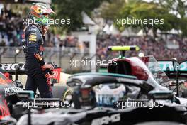 Max Verstappen (NLD) Red Bull Racing RB16B and Valtteri Bottas (FIN) Mercedes AMG F1. 13.11.2021. Formula 1 World Championship, Rd 19, Brazilian Grand Prix, Sao Paulo, Brazil, Sprint Race Day.