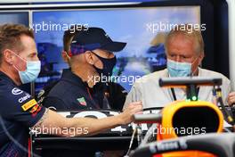 Adrian Newey (GBR) Red Bull Racing Chief Technical Officer checks the Red Bull Racing RB16B rear wing DRS with Jo Bauer (GER) FIA Delegate. 13.11.2021. Formula 1 World Championship, Rd 19, Brazilian Grand Prix, Sao Paulo, Brazil, Sprint Race Day.