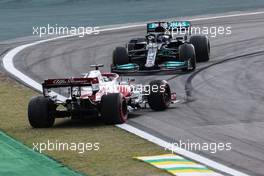 Kimi Raikkonen (FIN) Alfa Romeo Racing C41 spins in front of Lewis Hamilton (GBR) Mercedes AMG F1 W12. 13.11.2021. Formula 1 World Championship, Rd 19, Brazilian Grand Prix, Sao Paulo, Brazil, Sprint Race Day.