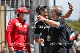 Carlos Sainz Jr (ESP) Ferrari with fans. 13.11.2021. Formula 1 World Championship, Rd 19, Brazilian Grand Prix, Sao Paulo, Brazil, Sprint Race Day.