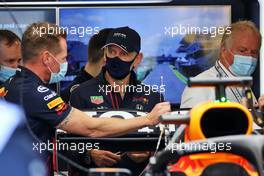 Adrian Newey (GBR) Red Bull Racing Chief Technical Officer checks the Red Bull Racing RB16B rear wing DRS with Jo Bauer (GER) FIA Delegate. 13.11.2021. Formula 1 World Championship, Rd 19, Brazilian Grand Prix, Sao Paulo, Brazil, Sprint Race Day.