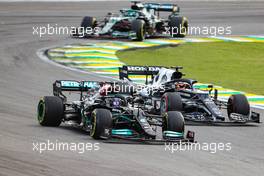 Lewis Hamilton (GBR) Mercedes AMG F1 W12 and Yuki Tsunoda (JPN) AlphaTauri AT02 battle for position. 13.11.2021. Formula 1 World Championship, Rd 19, Brazilian Grand Prix, Sao Paulo, Brazil, Sprint Race Day.