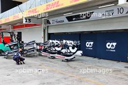 Alfa Romeo Racing mechanics prepare in the pits. 11.11.2021. Formula 1 World Championship, Rd 19, Brazilian Grand Prix, Sao Paulo, Brazil, Preparation Day.