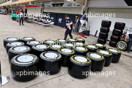 Alfa Romeo Racing mechanics with Pirelli tyres. 11.11.2021. Formula 1 World Championship, Rd 19, Brazilian Grand Prix, Sao Paulo, Brazil, Preparation Day.