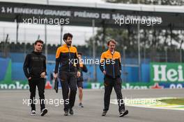 Lando Norris (GBR) McLaren walks the circuit with the team. 11.11.2021. Formula 1 World Championship, Rd 19, Brazilian Grand Prix, Sao Paulo, Brazil, Preparation Day.