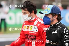 Fernando Alonso (ESP) Alpine F1 Team with Carlos Sainz Jr (ESP) Ferrari on the grid. 09.05.2021. Formula 1 World Championship, Rd 4, Spanish Grand Prix, Barcelona, Spain, Race Day.