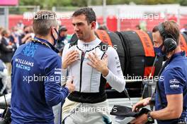 (L to R): Gaetan Jego, Williams Racing Race Engineer with Nicholas Latifi (CDN) Williams Racing on the grid. 09.05.2021. Formula 1 World Championship, Rd 4, Spanish Grand Prix, Barcelona, Spain, Race Day.