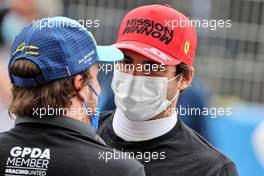 Carlos Sainz Jr (ESP) Ferrari with Fernando Alonso (ESP) Alpine F1 Team on the grid. 09.05.2021. Formula 1 World Championship, Rd 4, Spanish Grand Prix, Barcelona, Spain, Race Day.