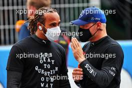 (L to R): Lewis Hamilton (GBR) Mercedes AMG F1 with Valtteri Bottas (FIN) Mercedes AMG F1 on the grid. 09.05.2021. Formula 1 World Championship, Rd 4, Spanish Grand Prix, Barcelona, Spain, Race Day.
