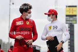 Charles Leclerc (MON) Ferrari with Mattia Binotto (ITA) Ferrari Team Principal on the grid. 09.05.2021. Formula 1 World Championship, Rd 4, Spanish Grand Prix, Barcelona, Spain, Race Day.