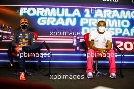 (L to R): Max Verstappen (NLD) Red Bull Racing and Lewis Hamilton (GBR) Mercedes AMG F1 in the post race FIA Press Conference. 09.05.2021. Formula 1 World Championship, Rd 4, Spanish Grand Prix, Barcelona, Spain, Race Day.