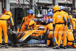 Daniel Ricciardo (AUS) McLaren MCL35M makes a pit stop. 09.05.2021. Formula 1 World Championship, Rd 4, Spanish Grand Prix, Barcelona, Spain, Race Day.
