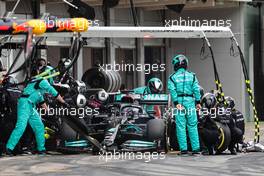 Lewis Hamilton (GBR) Mercedes AMG F1 W12 makes a pit stop. 09.05.2021. Formula 1 World Championship, Rd 4, Spanish Grand Prix, Barcelona, Spain, Race Day.