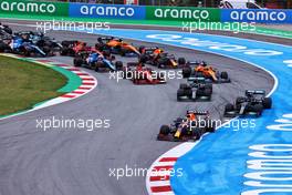 Max Verstappen (NLD) Red Bull Racing RB16B passes Lewis Hamilton (GBR) Mercedes AMG F1 W12 at the start of the race. 09.05.2021. Formula 1 World Championship, Rd 4, Spanish Grand Prix, Barcelona, Spain, Race Day.