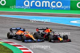 Daniel Ricciardo (AUS) McLaren MCL35M and Sergio Perez (MEX) Red Bull Racing RB16B battle for position. 09.05.2021. Formula 1 World Championship, Rd 4, Spanish Grand Prix, Barcelona, Spain, Race Day.