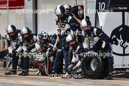 AlphaTauri make a pit stop. 09.05.2021. Formula 1 World Championship, Rd 4, Spanish Grand Prix, Barcelona, Spain, Race Day.