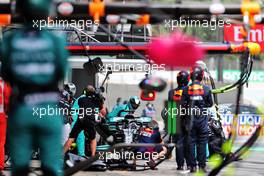 Lewis Hamilton (GBR) Mercedes AMG F1 W12 makes a pit stop. 09.05.2021. Formula 1 World Championship, Rd 4, Spanish Grand Prix, Barcelona, Spain, Race Day.