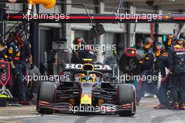 Sergio Perez (MEX) Red Bull Racing RB16B makes a pit stop. 09.05.2021. Formula 1 World Championship, Rd 4, Spanish Grand Prix, Barcelona, Spain, Race Day.