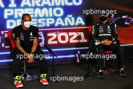 (L to R): Lewis Hamilton (GBR) Mercedes AMG F1 and team mate Valtteri Bottas (FIN) Mercedes AMG F1 in the post qualifying FIA Press Conference. 08.05.2021. Formula 1 World Championship, Rd 4, Spanish Grand Prix, Barcelona, Spain, Qualifying Day.