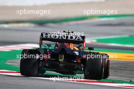 Sergio Perez (MEX) Red Bull Racing RB16B spins during qualifying. 08.05.2021. Formula 1 World Championship, Rd 4, Spanish Grand Prix, Barcelona, Spain, Qualifying Day.