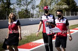 Antonio Giovinazzi (ITA) Alfa Romeo Racing walks the circuit with the team. 06.05.2021. Formula 1 World Championship, Rd 4, Spanish Grand Prix, Barcelona, Spain, Preparation Day.