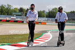 (L to R): Andrew Shovlin (GBR) Mercedes AMG F1 Trackside Engineering Director with Karun Chandhok (IND) Sky Sports F1 Presenter. 06.05.2021. Formula 1 World Championship, Rd 4, Spanish Grand Prix, Barcelona, Spain, Preparation Day.