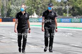 (L to R): Ciaron Pilbeam (GBR) Alpine F1 Team Chief Race Engineer with Alan Permane (GBR) Alpine F1 Team Trackside Operations Director. 06.05.2021. Formula 1 World Championship, Rd 4, Spanish Grand Prix, Barcelona, Spain, Preparation Day.