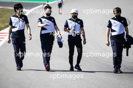 Yuki Tsunoda (JPN) AlphaTauri walks the circuit with the team. 06.05.2021. Formula 1 World Championship, Rd 4, Spanish Grand Prix, Barcelona, Spain, Preparation Day.