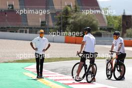 Daniel Ricciardo (AUS) McLaren walks the circuit with the team. 06.05.2021. Formula 1 World Championship, Rd 4, Spanish Grand Prix, Barcelona, Spain, Preparation Day.