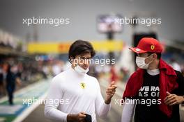 (L to R): Carlos Sainz Jr (ESP) Ferrari with Charles Leclerc (MON) Ferrari on the grid. 20.06.2021. Formula 1 World Championship, Rd 7, French Grand Prix, Paul Ricard, France, Race Day.