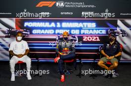 (L to R): Lewis Hamilton (GBR) Mercedes AMG F1; Max Verstappen (NLD) Red Bull Racing; and Sergio Perez (MEX) Red Bull Racing, in the post race FIA Press Conference. 20.06.2021. Formula 1 World Championship, Rd 7, French Grand Prix, Paul Ricard, France, Race Day.