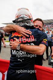 (L to R): Race winner Max Verstappen (NLD) Red Bull Racing celebrates with Christian Horner (GBR) Red Bull Racing Team Principal in parc ferme. 20.06.2021. Formula 1 World Championship, Rd 7, French Grand Prix, Paul Ricard, France, Race Day.