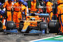 Daniel Ricciardo (AUS) McLaren MCL35M makes a pit stop. 20.06.2021. Formula 1 World Championship, Rd 7, French Grand Prix, Paul Ricard, France, Race Day.