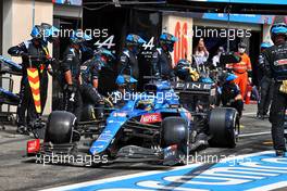 Fernando Alonso (ESP) Alpine F1 Team A521 makes a pit stop. 20.06.2021. Formula 1 World Championship, Rd 7, French Grand Prix, Paul Ricard, France, Race Day.