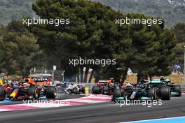 (L to R): Max Verstappen (NLD) Red Bull Racing RB16B and Lewis Hamilton (GBR) Mercedes AMG F1 W12 at the start of the race. 20.06.2021. Formula 1 World Championship, Rd 7, French Grand Prix, Paul Ricard, France, Race Day.