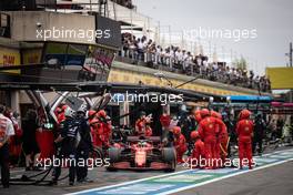 Charles Leclerc (MON) Ferrari SF-21 makes a pit stop. 20.06.2021. Formula 1 World Championship, Rd 7, French Grand Prix, Paul Ricard, France, Race Day.