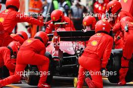 Carlos Sainz Jr (ESP) Ferrari SF-21 makes a pit stop. 20.06.2021. Formula 1 World Championship, Rd 7, French Grand Prix, Paul Ricard, France, Race Day.