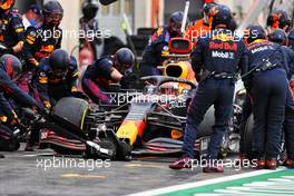 Max Verstappen (NLD) Red Bull Racing RB16B makes a pit stop. 20.06.2021. Formula 1 World Championship, Rd 7, French Grand Prix, Paul Ricard, France, Race Day.