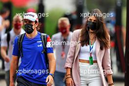 Fernando Alonso (ESP) Alpine F1 Team with his girlfriend Linda Morselli. 19.06.2021. Formula 1 World Championship, Rd 7, French Grand Prix, Paul Ricard, France, Qualifying Day.