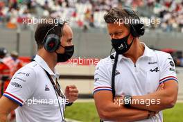 (L to R): Karel Loos (BEL) Alpine F1 Team Race Engineer with Marcin Budkowski (POL) Alpine F1 Team Executive Director. 20.06.2021. Formula 1 World Championship, Rd 7, French Grand Prix, Paul Ricard, France, Race Day.