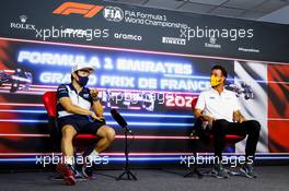 (L to R): Yuki Tsunoda (JPN) AlphaTauri with Daniel Ricciardo (AUS) McLaren in the FIA Press Conference. 17.06.2021. Formula 1 World Championship, Rd 7, French Grand Prix, Paul Ricard, France, Preparation Day.