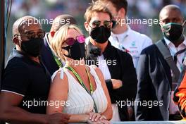 Anthony Hamilton (GBR) and Linda Hamilton (GBR), father and step mother of Lewis Hamilton with Tom Cruise. 18.07.2021. Formula 1 World Championship, Rd 10, British Grand Prix, Silverstone, England, Race Day.