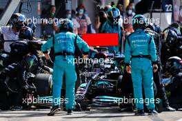 Lewis Hamilton (GBR) Mercedes AMG F1 W12 makes a pit stop. 18.07.2021. Formula 1 World Championship, Rd 10, British Grand Prix, Silverstone, England, Race Day.