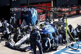 Nicholas Latifi (CDN) Williams Racing FW43B makes a pit stop. 18.07.2021. Formula 1 World Championship, Rd 10, British Grand Prix, Silverstone, England, Race Day.