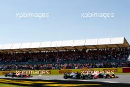 Max Verstappen (NLD) Red Bull Racing RB16B and Lewis Hamilton (GBR) Mercedes AMG F1 W12 battle for the lead at the start of the race. 18.07.2021. Formula 1 World Championship, Rd 10, British Grand Prix, Silverstone, England, Race Day.