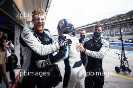 George Russell (GBR) Williams Racing celebrates ninth position with the team. 01.08.2021. Formula 1 World Championship, Rd 11, Hungarian Grand Prix, Budapest, Hungary, Race Day.