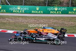Lewis Hamilton (GBR) Mercedes AMG F1 W12 and Daniel Ricciardo (AUS) McLaren MCL35M battle for position. 01.08.2021. Formula 1 World Championship, Rd 11, Hungarian Grand Prix, Budapest, Hungary, Race Day.