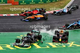Valtteri Bottas (FIN) Mercedes AMG F1 W12 and Sergio Perez (MEX) Red Bull Racing RB16B crash at the start of the race. 01.08.2021. Formula 1 World Championship, Rd 11, Hungarian Grand Prix, Budapest, Hungary, Race Day.