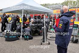 Adrian Newey (GBR) Red Bull Racing Chief Technical Officer looks at the Mercedes AMG F1 W12 on the grid. 18.04.2021. Formula 1 World Championship, Rd 2, Emilia Romagna Grand Prix, Imola, Italy, Race Day.